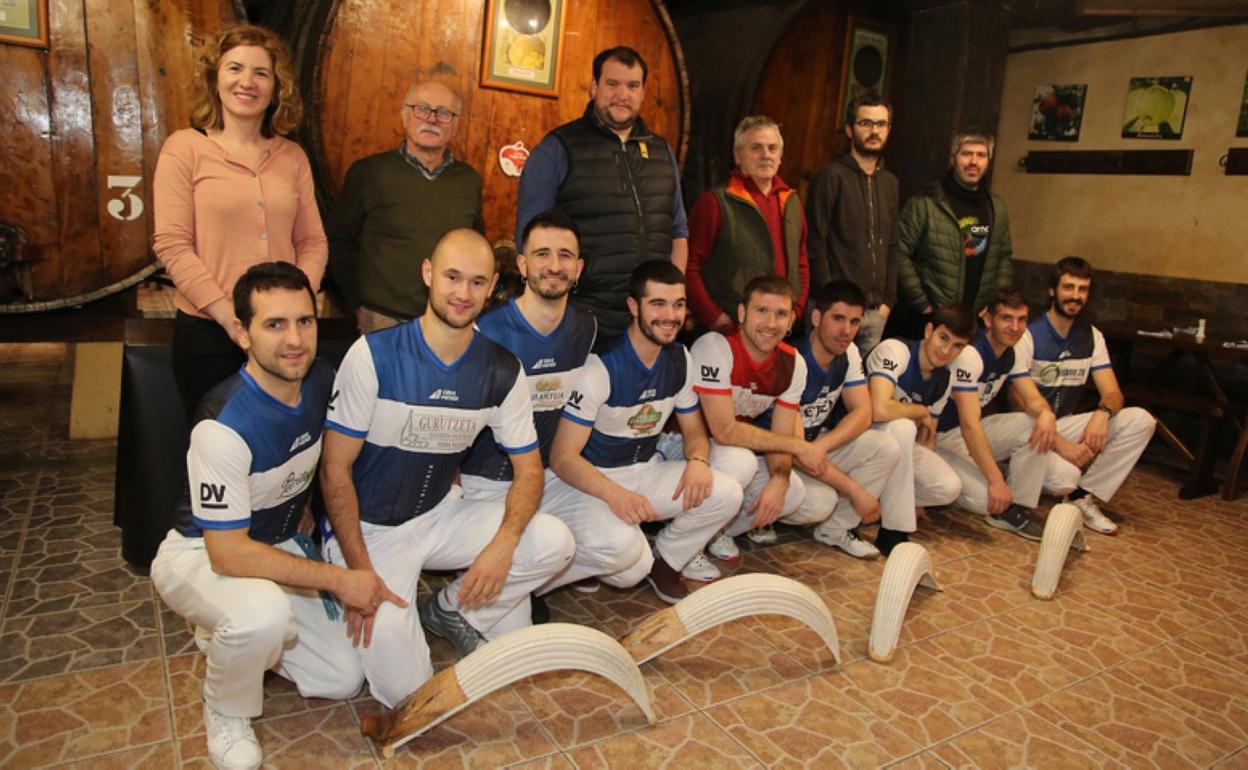 Representantes de las sidrerías y remontistas, ayer en Petritegi. 