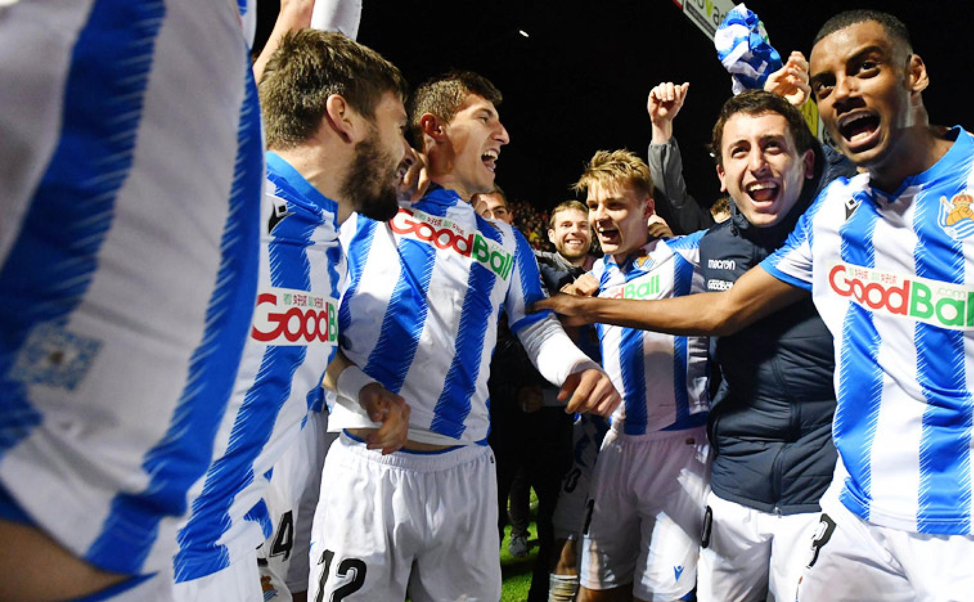 Los jugadores de la Real celebrando el triunfo en Anduva.