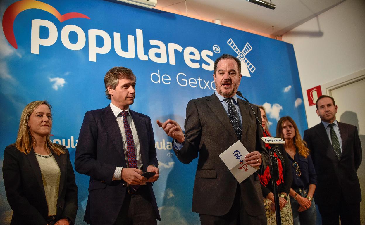 Carlos Iturgaiz, este miércoles en Getxo acompañado por Antonio González Terol. 