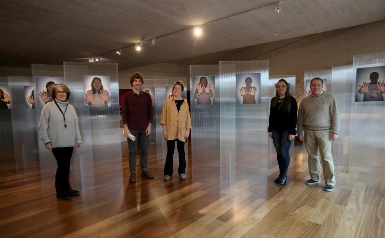 Susana Soto, Jon Insausti, Jone Uriona, Tatiana Bellorin y Joseba Bontigui, en la exposición.