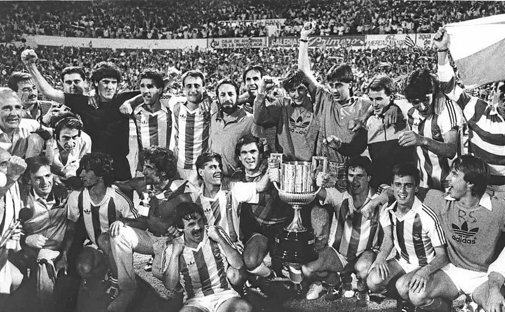 La plantilla posa con el trofeo logrado en La Romareda.