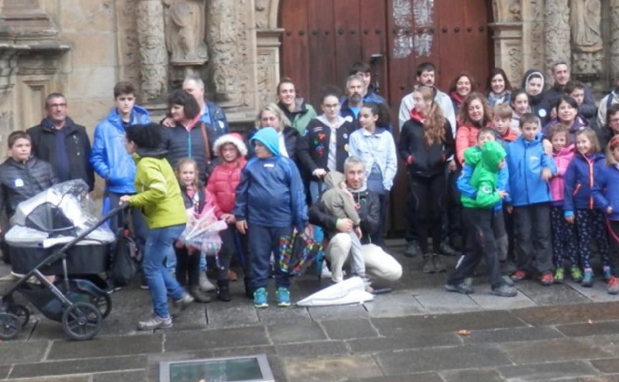 Imagen de una de las actividades organizadas por Hirukide en Oñati a las cercanas cuevas de Arrikrutz. 