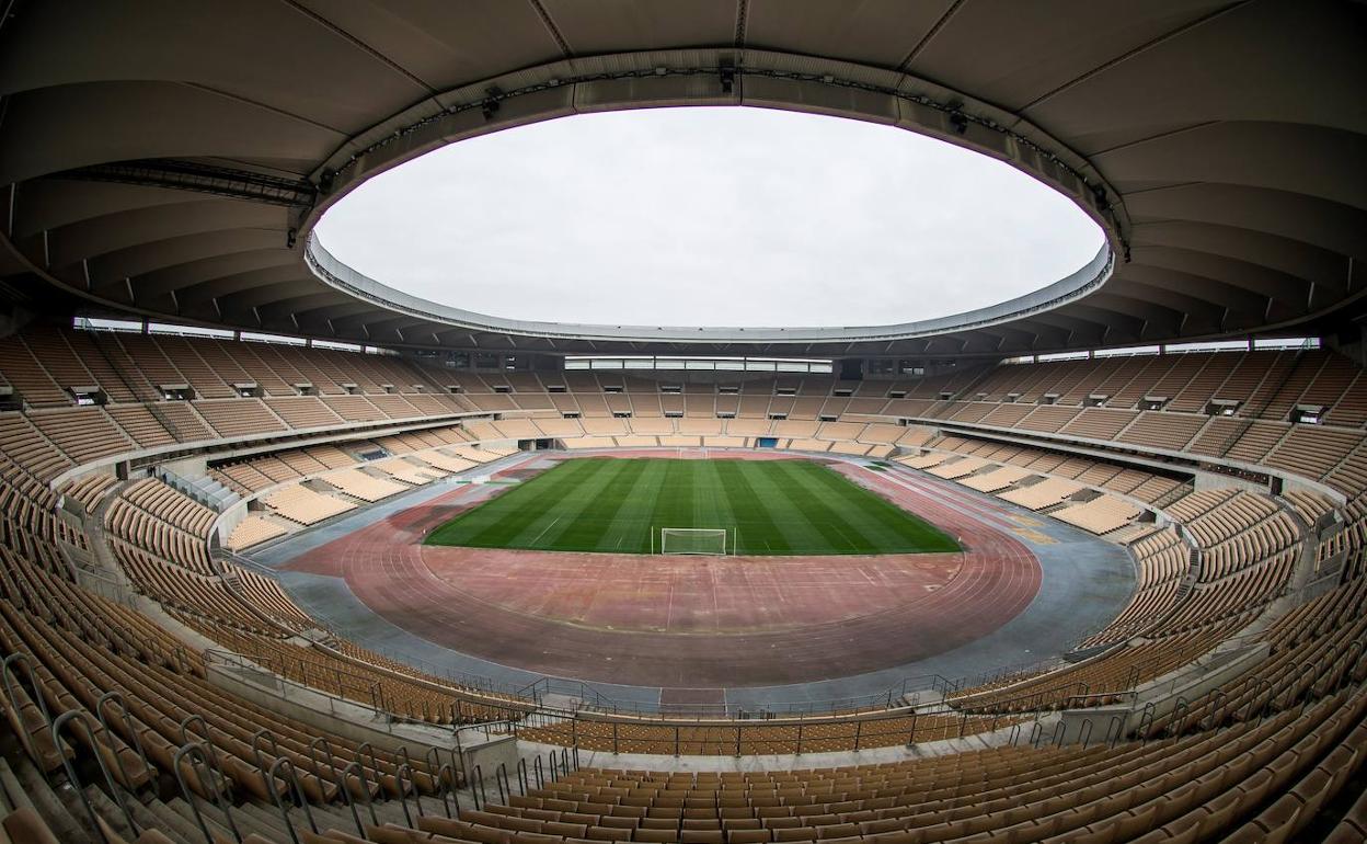 Panorámica del estadio de La Cartuja de Sevilla, con pistas de atletismo, en el que se disputará la final de Copa el sábado 18 de abril.