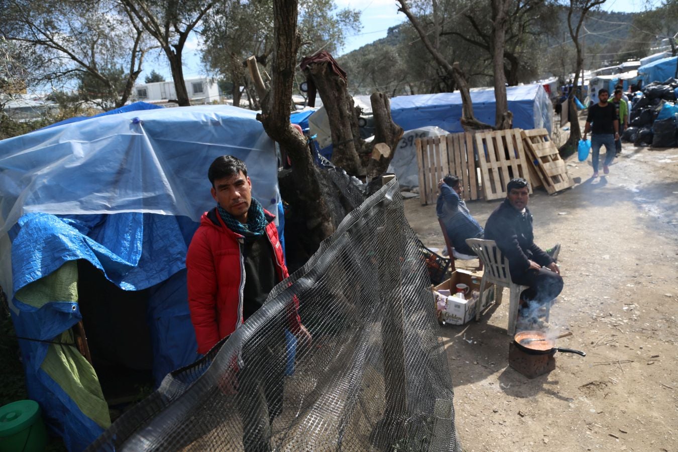 La isla griega de Lesbos alberga el mayor campo de refugiados de Europa. Fue creado para 3.000 personas pero ya supera los 20.000, y continúa creciendo. La ONG Zaporeak Solidario colabora repartiendo unas 1.500 raciones diarias a los refugiados