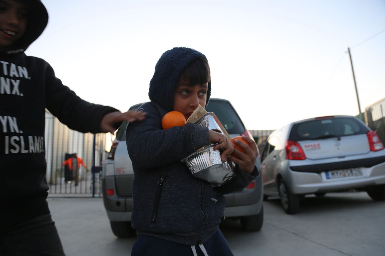 La isla griega de Lesbos alberga el mayor campo de refugiados de Europa. Fue creado para 3.000 personas pero ya supera los 20.000, y continúa creciendo. La ONG Zaporeak Solidario colabora repartiendo unas 1.500 raciones diarias a los refugiados