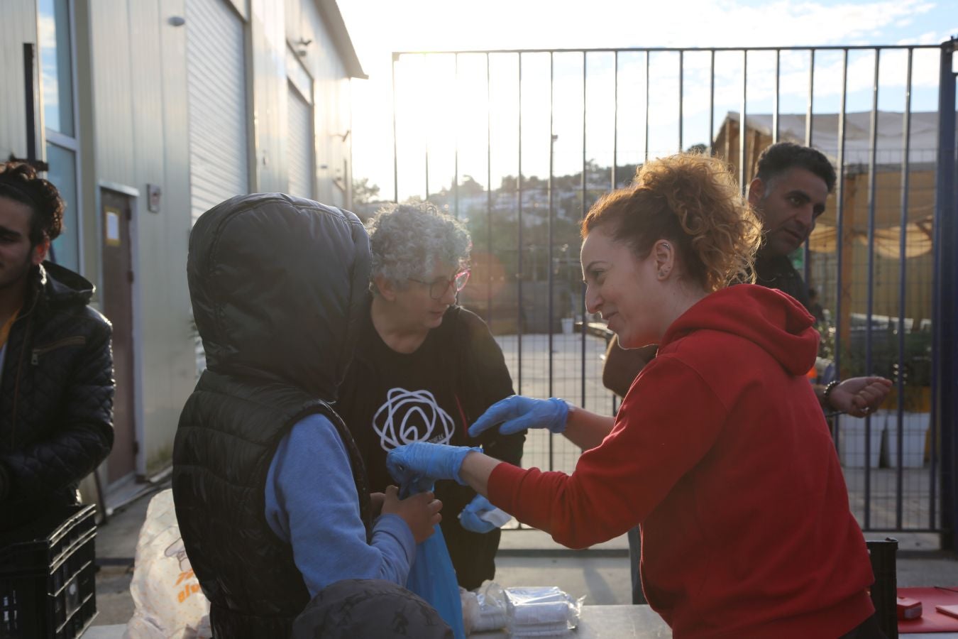 La isla griega de Lesbos alberga el mayor campo de refugiados de Europa. Fue creado para 3.000 personas pero ya supera los 20.000, y continúa creciendo. La ONG Zaporeak Solidario colabora repartiendo unas 1.500 raciones diarias a los refugiados