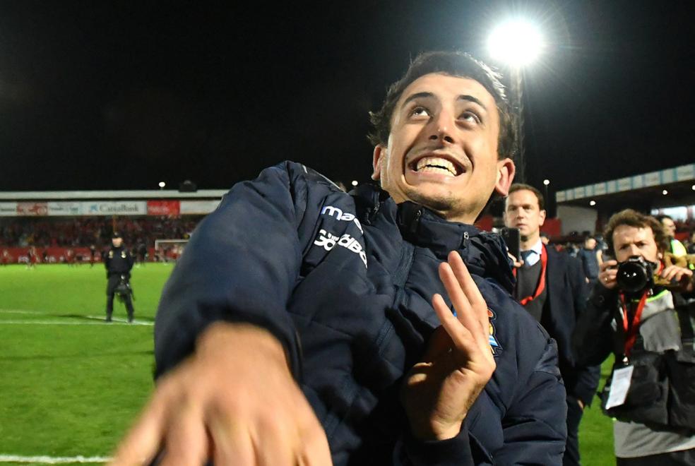 Pasión. Oyarzabal lanza su camiseta a la grada ocupada por los realistas en Anduva tras la cla-sificación para la final de la Copa. 