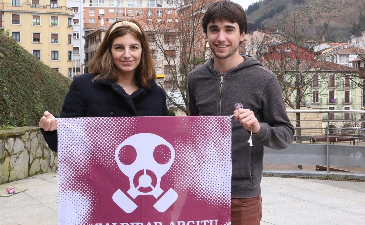 Maria Zamakola y Jokin Bergara son componenes de la Plataforma Zaldibar Argitu. 