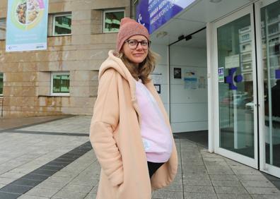 Imagen secundaria 1 - Josetxo y Marisi, después de vacunarse contra la neumonía; Magdalena espera la llegada de Maia y Virgilia acudió a hacerse una prueba en el ambulatorio.
