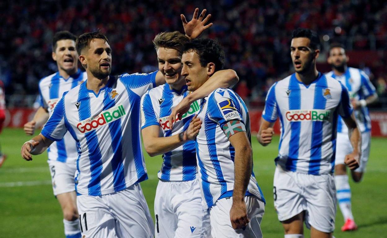 Los jugadores de la Real celebran el gol de Oyarzabal ante el Mirandés.