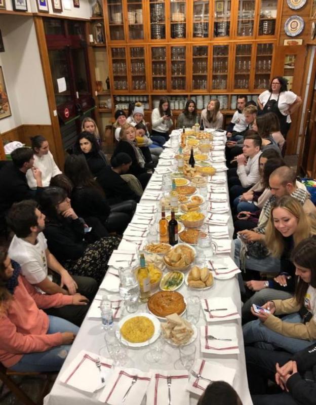 Un momento de una comida de apoyo a Adinkide y las personas mayores a quienes atienden, realizada en la Casa de la Rioja.