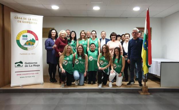 Las jugadoras del equipo de baloncesto femenino Alde Zaharra, con simpatizantes y responsables del club y de Casa de la Rioja.