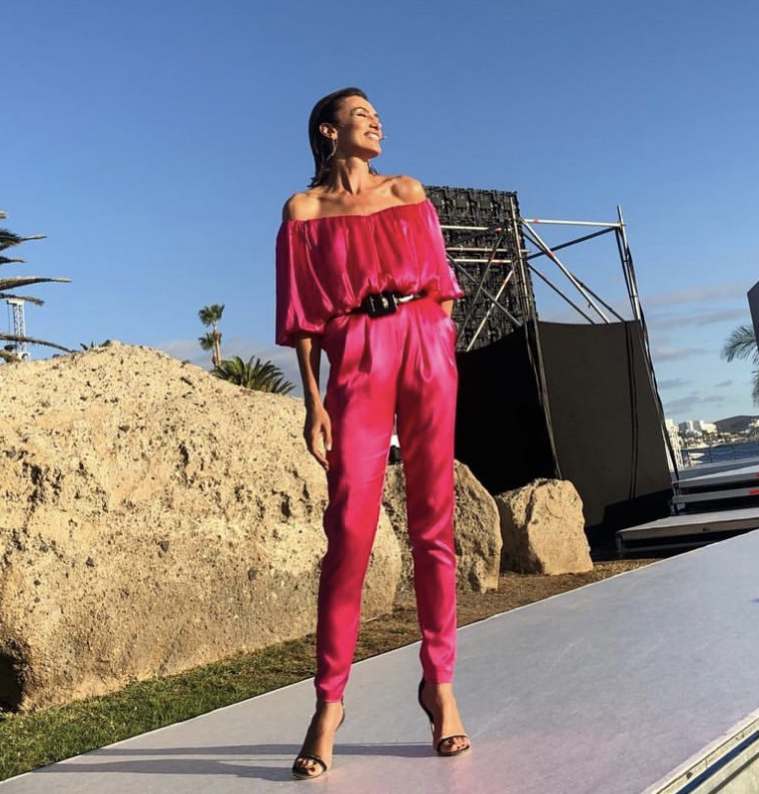 Isabel Zapardiez, la diseñadora guipuzcoana más internacional de las dos últimas décadas, triunfa en la pasarela nupcial y en la alfombra roja de innumerables eventos. Consecuencia de todo este trabajo, hace unos días fue nominada a los Premios Elle Internacional Bridal Awards 2020 por su 'fashion show' de la colección #Brava, como mejor desfile nupcial. También numerosos rostros conocidos eligen las creaciones de la donostiarra para pisar la alfombra roja o para subirse a los escenarios, como es el caso de Ainhoa Arteta, que también apostó por ella para el día de su boda. Conocidas actrices como Bárbara Goenaga o Natalia Sánchez, la alpinista Edurne Pasaban, o la modelo y presentadora Nieves Álvarez son algunas de las famosas que eligen sus diseños para acudir a los eventos más prestigiosos del país