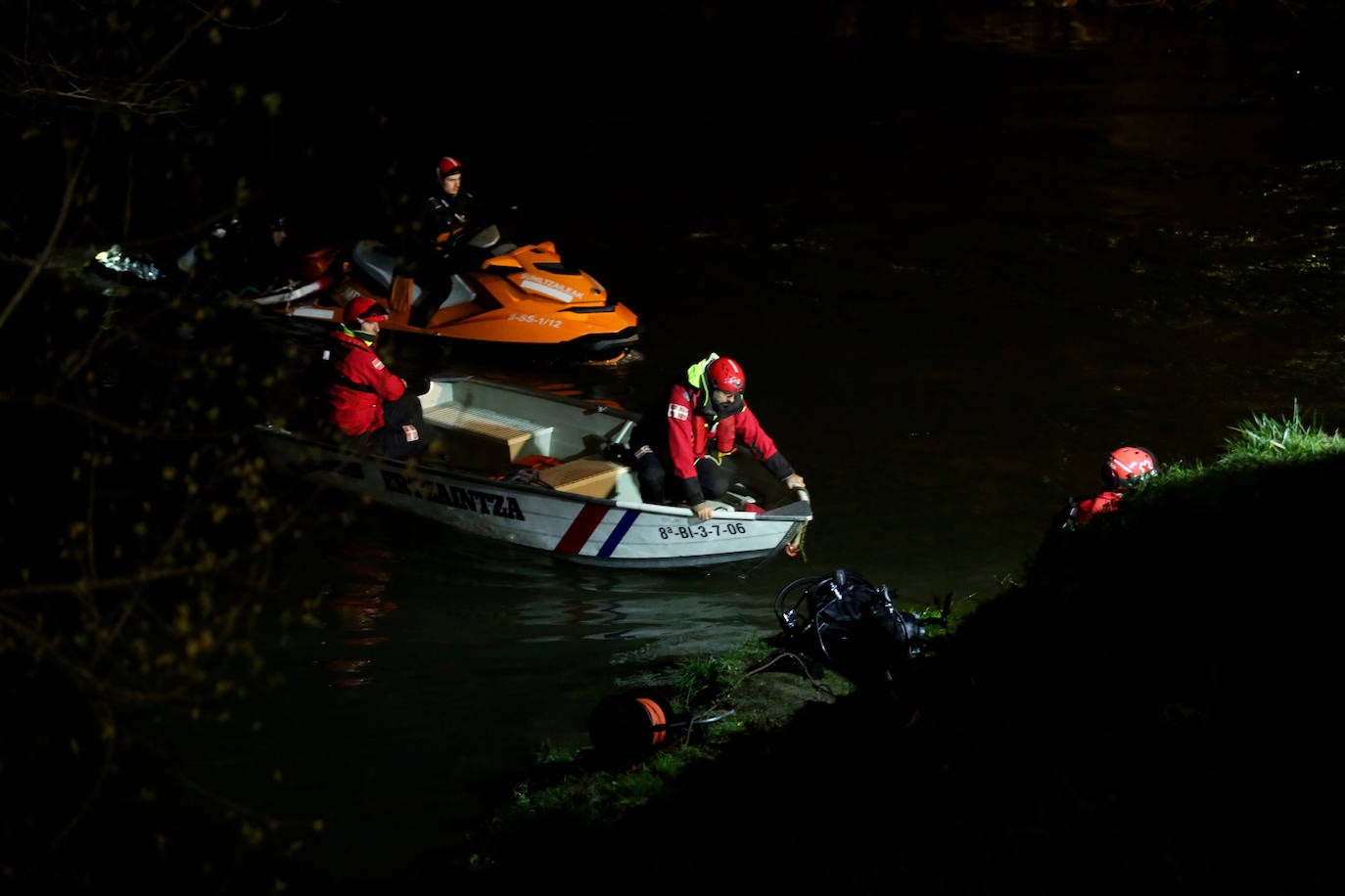 Las imágenes de la búsqueda de dos hombres de Hernani y una mujer de Vitoria que se encuentran desaparecidos tras caer con el coche al río Urumea a la altura del barrio Osinaga de Hernani.