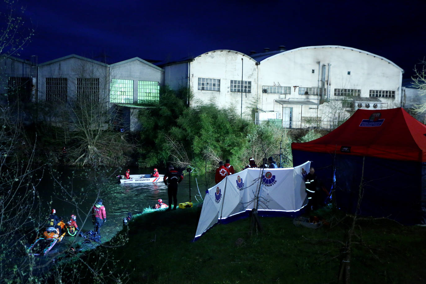 Las imágenes de la búsqueda de dos hombres de Hernani y una mujer de Vitoria que se encuentran desaparecidos tras caer con el coche al río Urumea a la altura del barrio Osinaga de Hernani.
