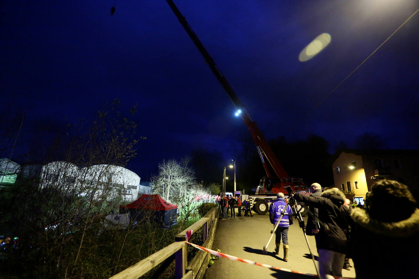 Las imágenes de la búsqueda de dos hombres de Hernani y una mujer de Vitoria que se encuentran desaparecidos tras caer con el coche al río Urumea a la altura del barrio Osinaga de Hernani.