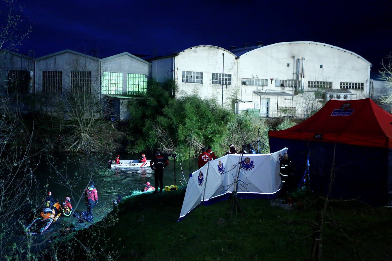 Las imágenes de la búsqueda de dos hombres de Hernani y una mujer de Vitoria que se encuentran desaparecidos tras caer con el coche al río Urumea a la altura del barrio Osinaga de Hernani.