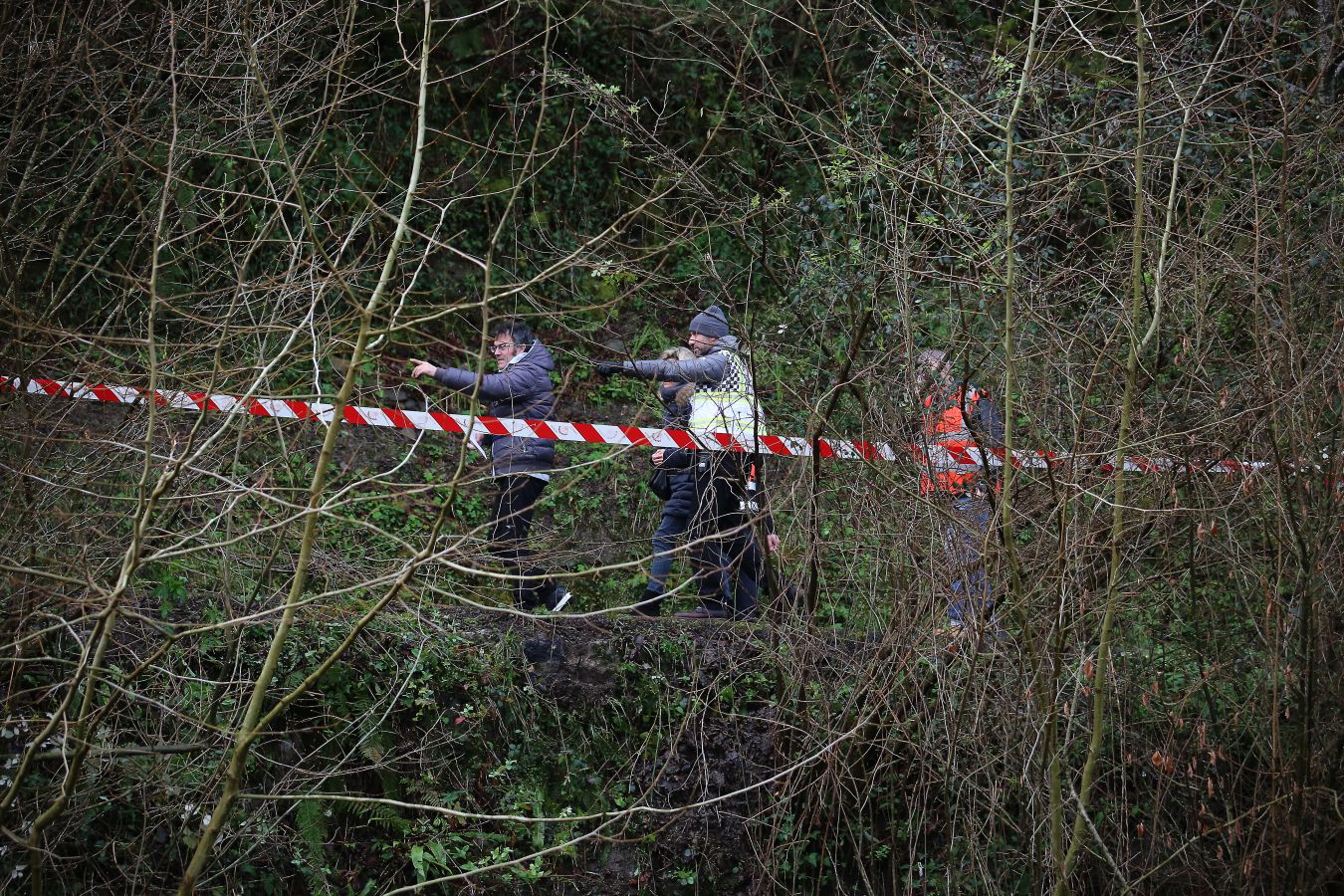 Las imágenes de la búsqueda de dos hombres de Hernani y una mujer de Vitoria que se encuentran desaparecidos tras caer con el coche al río Urumea a la altura del barrio Osinaga de Hernani.