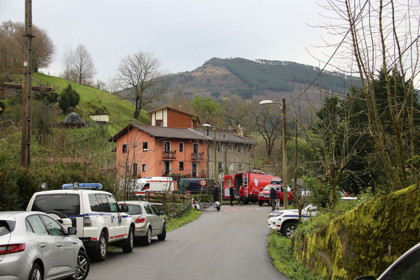 Las imágenes de la búsqueda de dos hombres de Hernani y una mujer de Vitoria que se encuentran desaparecidos tras caer con el coche al río Urumea a la altura del barrio Osinaga de Hernani.