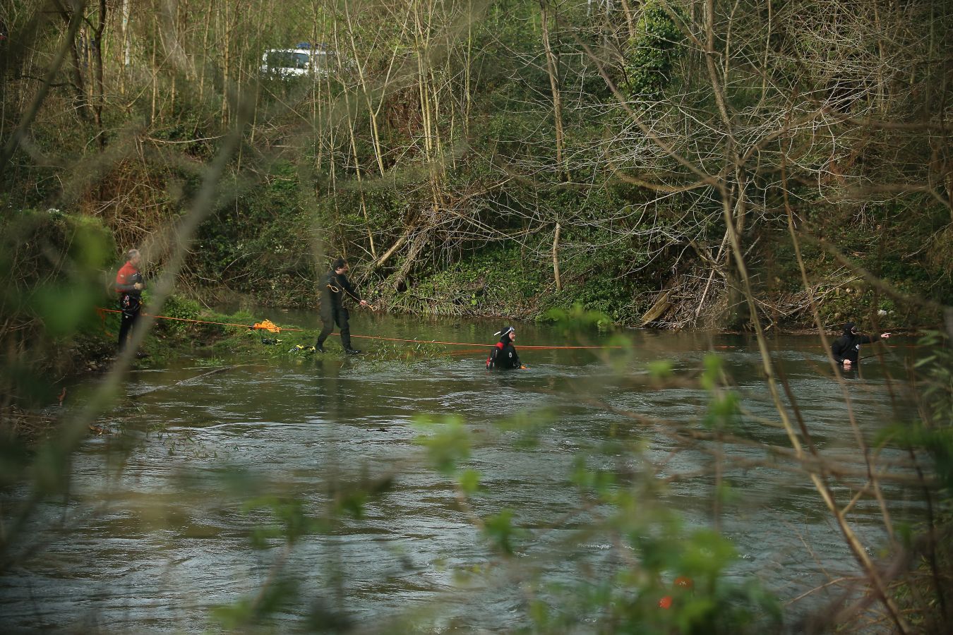 Las imágenes de la búsqueda de dos hombres de Hernani y una mujer de Vitoria que se encuentran desaparecidos tras caer con el coche al río Urumea a la altura del barrio Osinaga de Hernani.