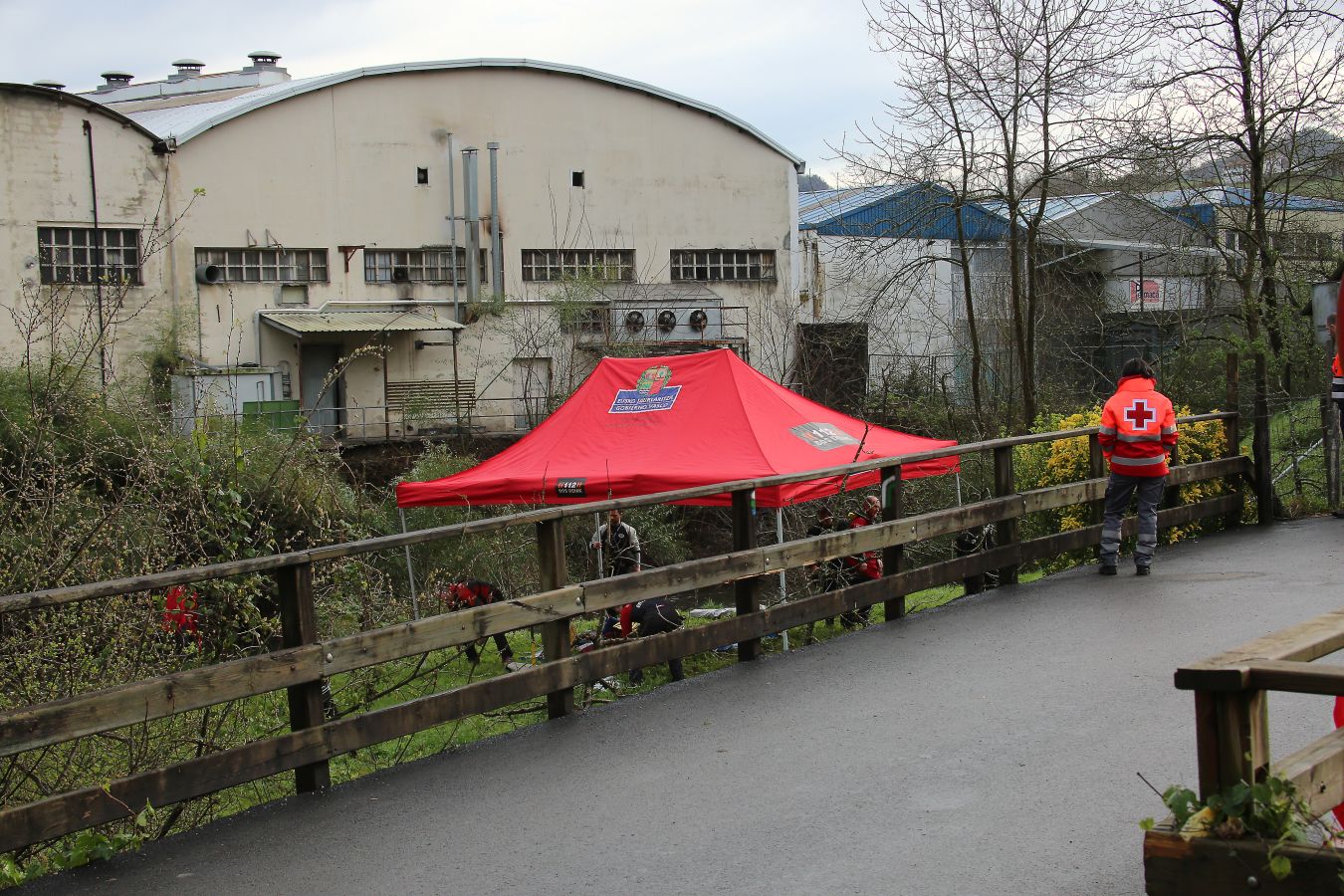 Las imágenes de la búsqueda de dos hombres de Hernani y una mujer de Vitoria que se encuentran desaparecidos tras caer con el coche al río Urumea a la altura del barrio Osinaga de Hernani.