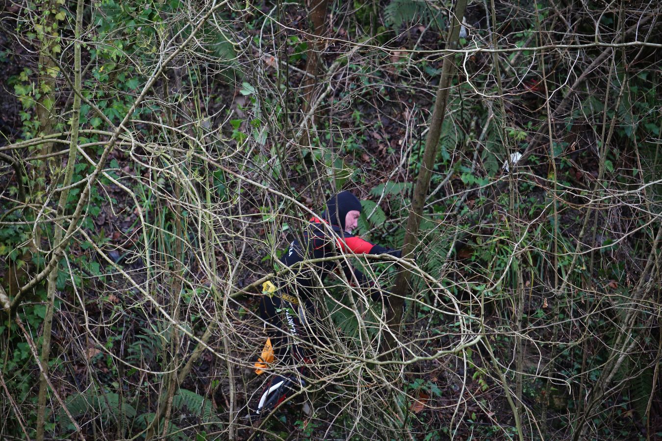 Las imágenes de la búsqueda de dos hombres de Hernani y una mujer de Vitoria que se encuentran desaparecidos tras caer con el coche al río Urumea a la altura del barrio Osinaga de Hernani.