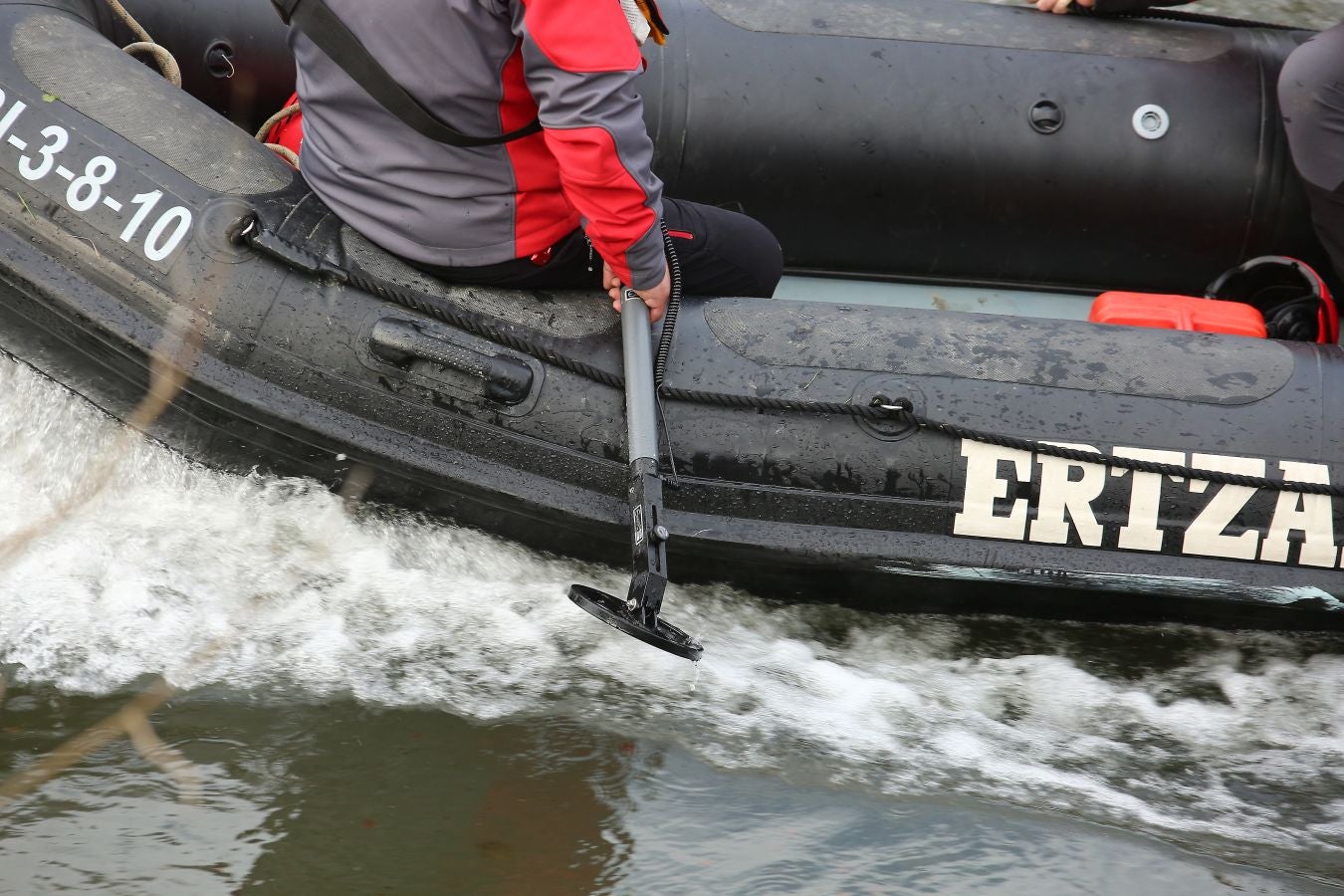 Las imágenes de la búsqueda de dos hombres de Hernani y una mujer de Vitoria que se encuentran desaparecidos tras caer con el coche al río Urumea a la altura del barrio Osinaga de Hernani.