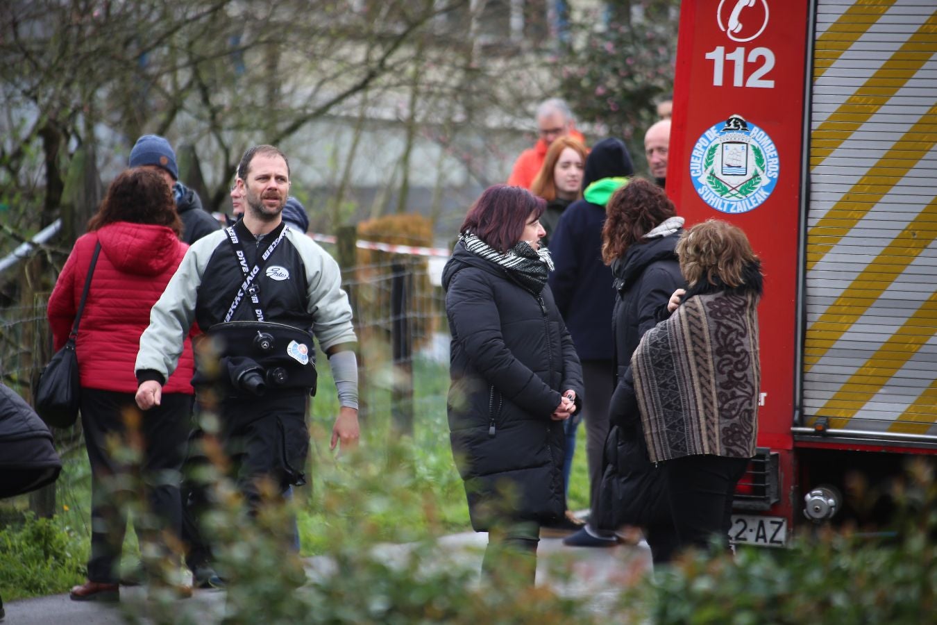 Las imágenes de la búsqueda de dos hombres de Hernani y una mujer de Vitoria que se encuentran desaparecidos tras caer con el coche al río Urumea a la altura del barrio Osinaga de Hernani.
