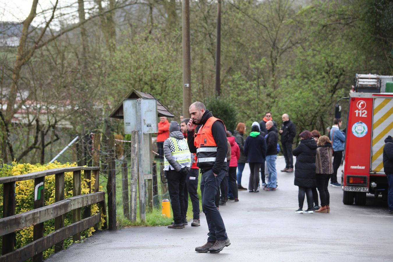 Las imágenes de la búsqueda de dos hombres de Hernani y una mujer de Vitoria que se encuentran desaparecidos tras caer con el coche al río Urumea a la altura del barrio Osinaga de Hernani.
