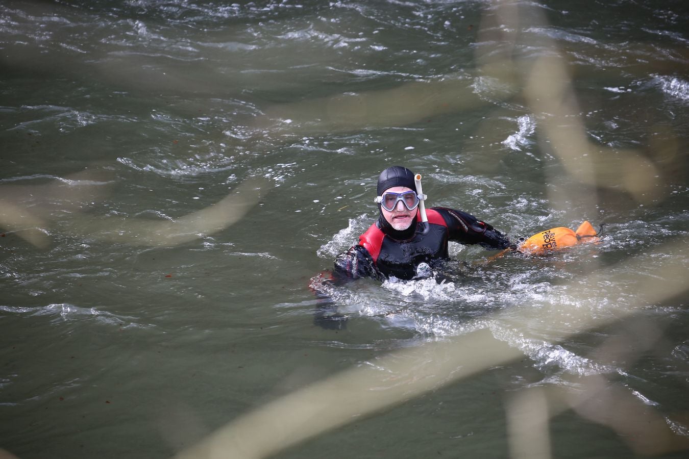 Las imágenes de la búsqueda de dos hombres de Hernani y una mujer de Vitoria que se encuentran desaparecidos tras caer con el coche al río Urumea a la altura del barrio Osinaga de Hernani.