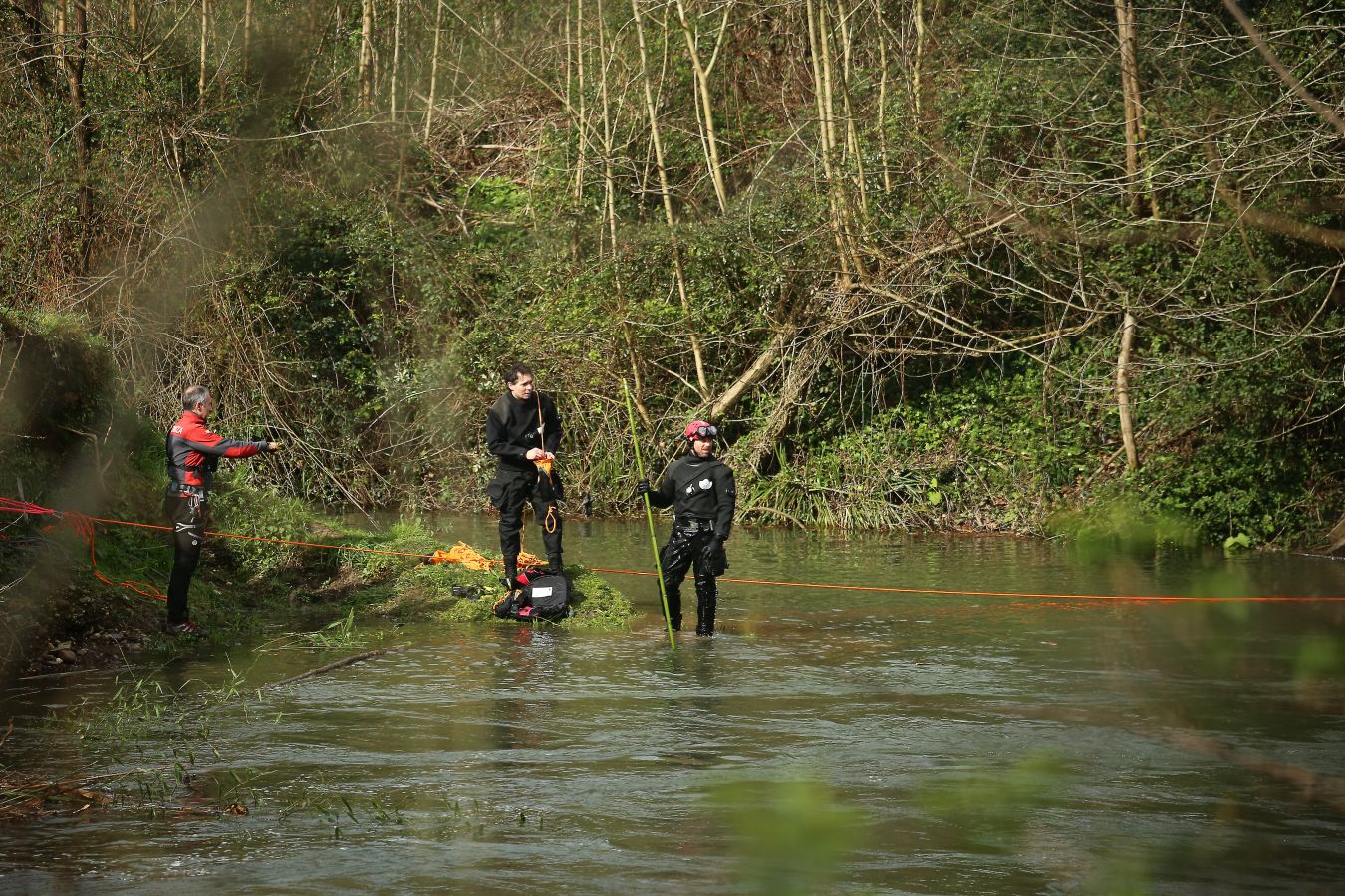 Las imágenes de la búsqueda de dos hombres de Hernani y una mujer de Vitoria que se encuentran desaparecidos tras caer con el coche al río Urumea a la altura del barrio Osinaga de Hernani.
