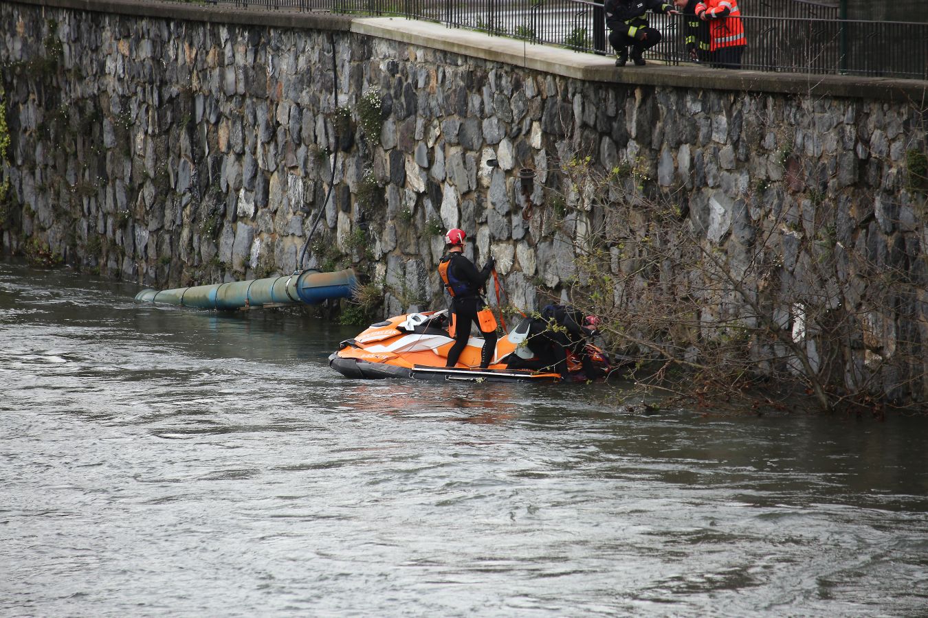 Las imágenes de la búsqueda de dos hombres de Hernani y una mujer de Vitoria que se encuentran desaparecidos tras caer con el coche al río Urumea a la altura del barrio Osinaga de Hernani.