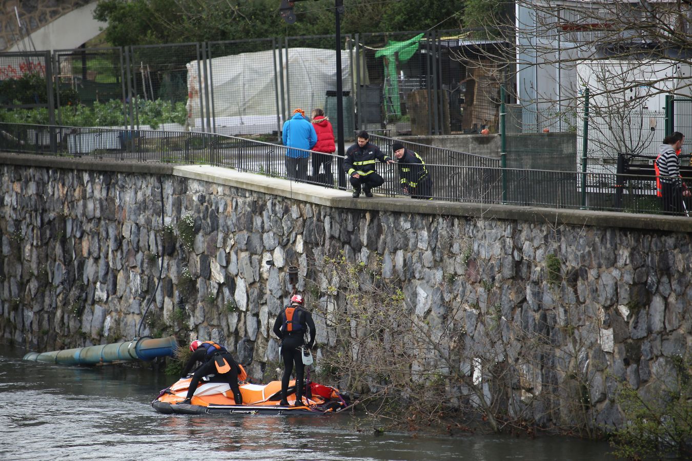 Las imágenes de la búsqueda de dos hombres de Hernani y una mujer de Vitoria que se encuentran desaparecidos tras caer con el coche al río Urumea a la altura del barrio Osinaga de Hernani.