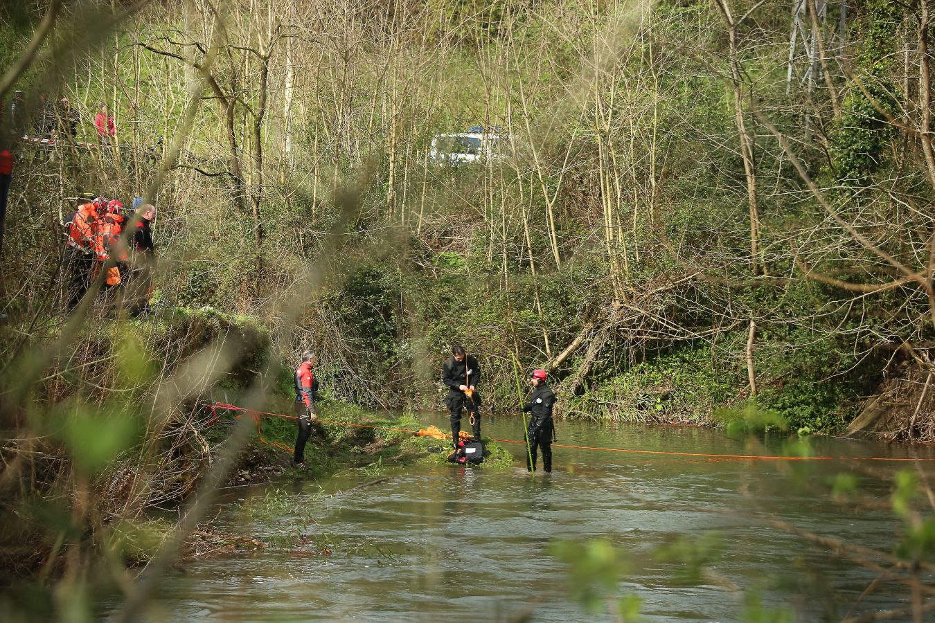 Las imágenes de la búsqueda de dos hombres de Hernani y una mujer de Vitoria que se encuentran desaparecidos tras caer con el coche al río Urumea a la altura del barrio Osinaga de Hernani.