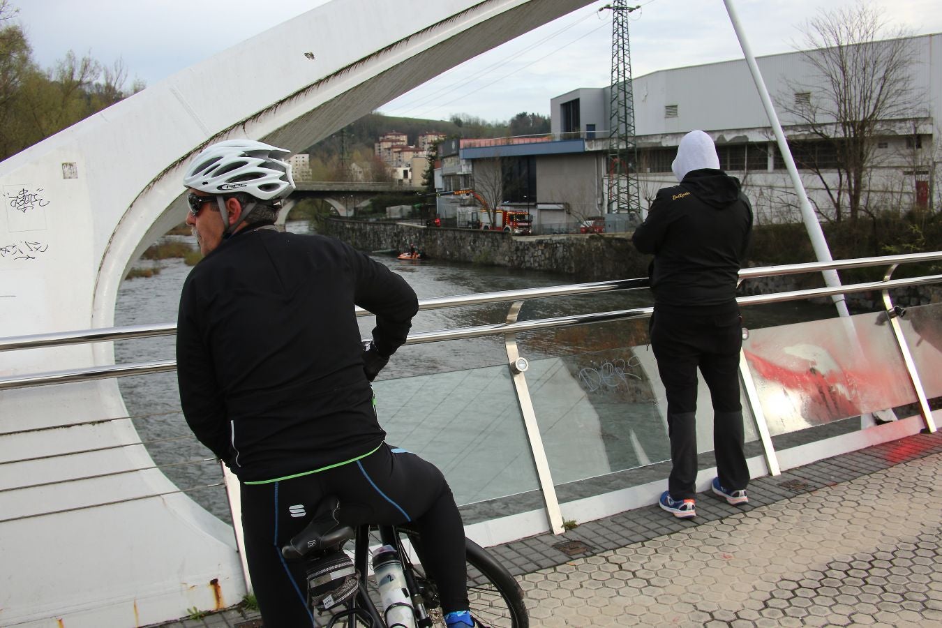 Las imágenes de la búsqueda de dos hombres de Hernani y una mujer de Vitoria que se encuentran desaparecidos tras caer con el coche al río Urumea a la altura del barrio Osinaga de Hernani.