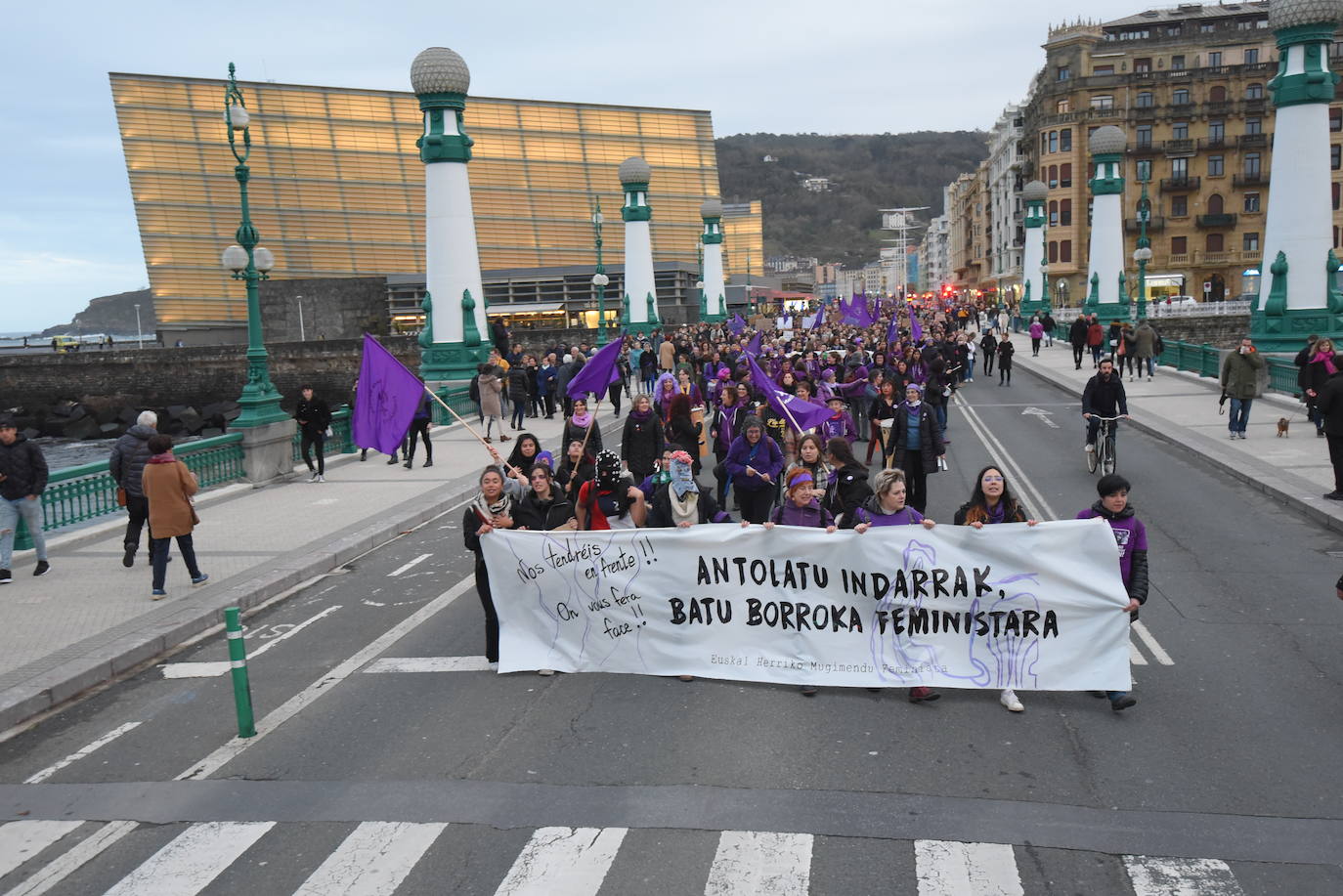 Fotos: Masiva manifestación por el 8M en Donostia | El Diario Vasco
