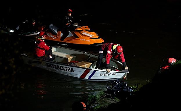 Galería. Las labores de búsqueda de los efectivos de Bomberos y Ertzaintza. 