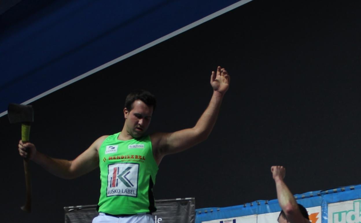 Mikel Larrañaga y Jon Rekondo celebran la victoria de ayer. 