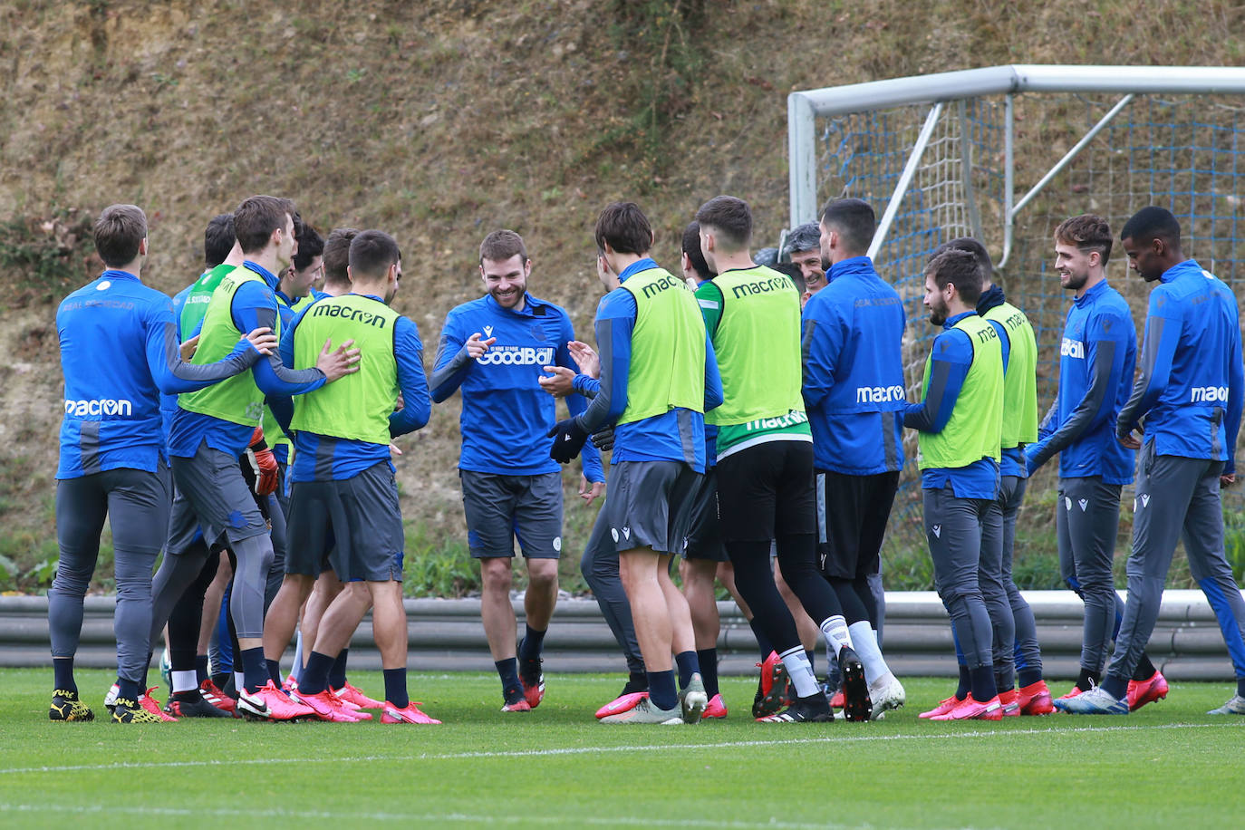 Los jugadores de la Real Sociedad han entrenado este lunes para preparar el derbi de mañana ante el Eibar en Ipurua.