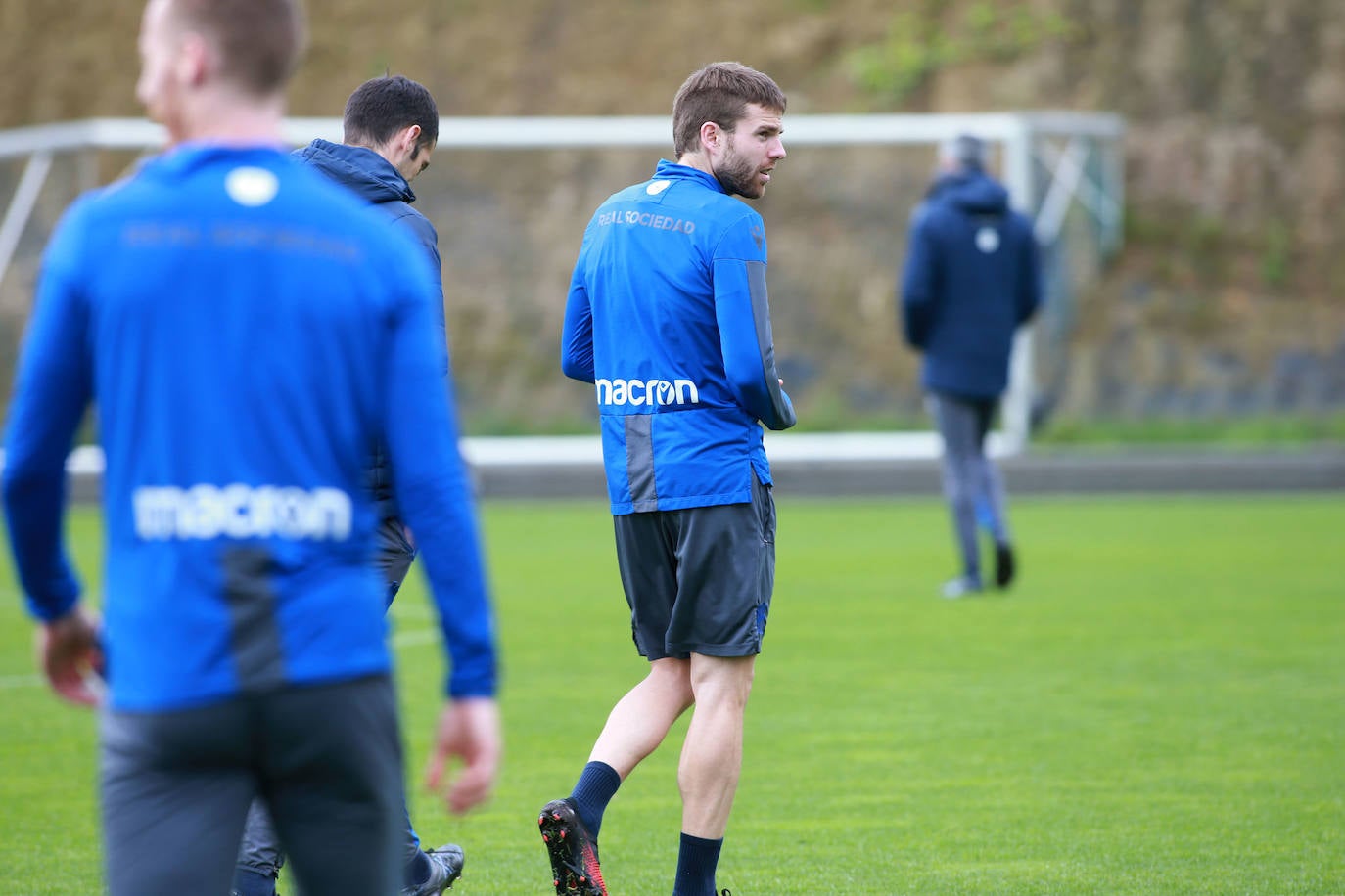 Los jugadores de la Real Sociedad han entrenado este lunes para preparar el derbi de mañana ante el Eibar en Ipurua.