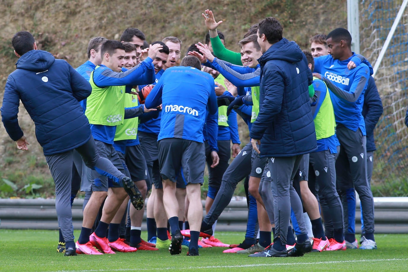 Los jugadores de la Real Sociedad han entrenado este lunes para preparar el derbi de mañana ante el Eibar en Ipurua.