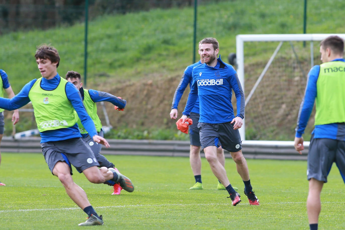 Los jugadores de la Real Sociedad han entrenado este lunes para preparar el derbi de mañana ante el Eibar en Ipurua.