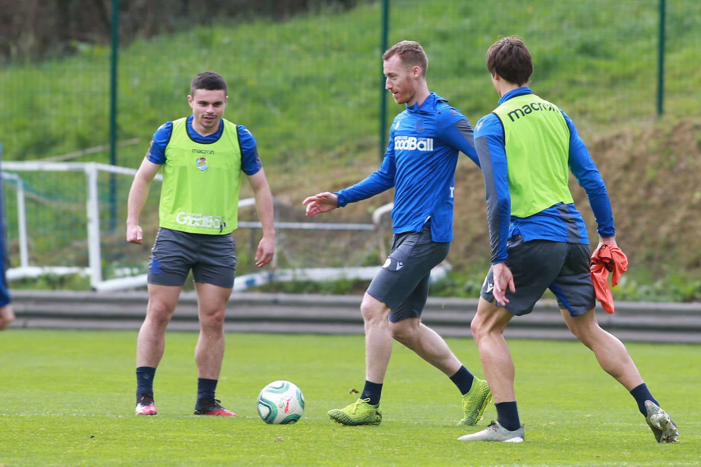 Los jugadores de la Real Sociedad han entrenado este lunes para preparar el derbi de mañana ante el Eibar en Ipurua.