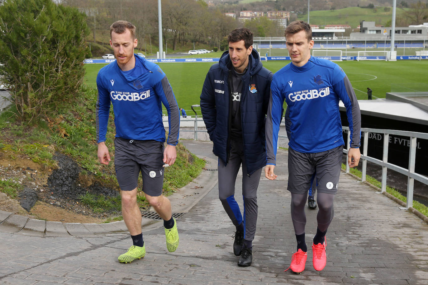 Los jugadores de la Real Sociedad han entrenado este lunes para preparar el derbi de mañana ante el Eibar en Ipurua.