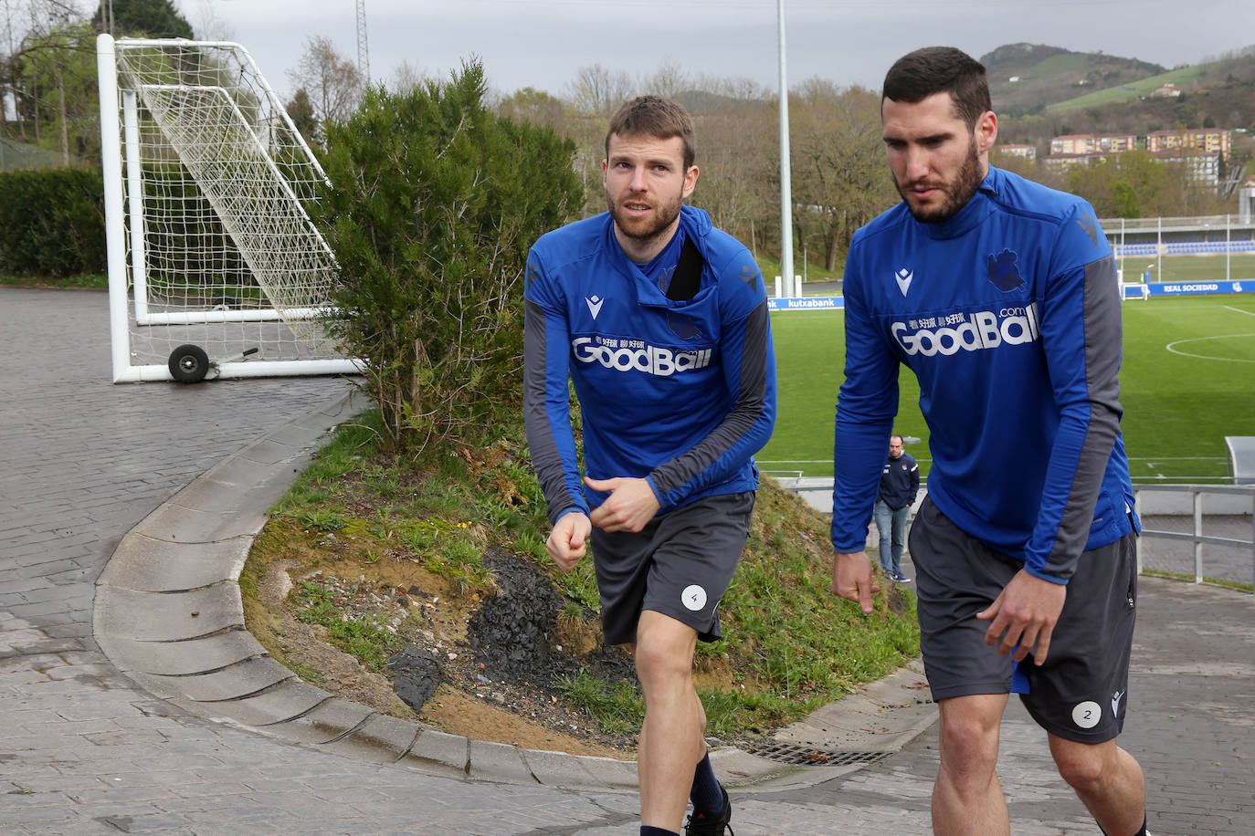 Los jugadores de la Real Sociedad han entrenado este lunes para preparar el derbi de mañana ante el Eibar en Ipurua.