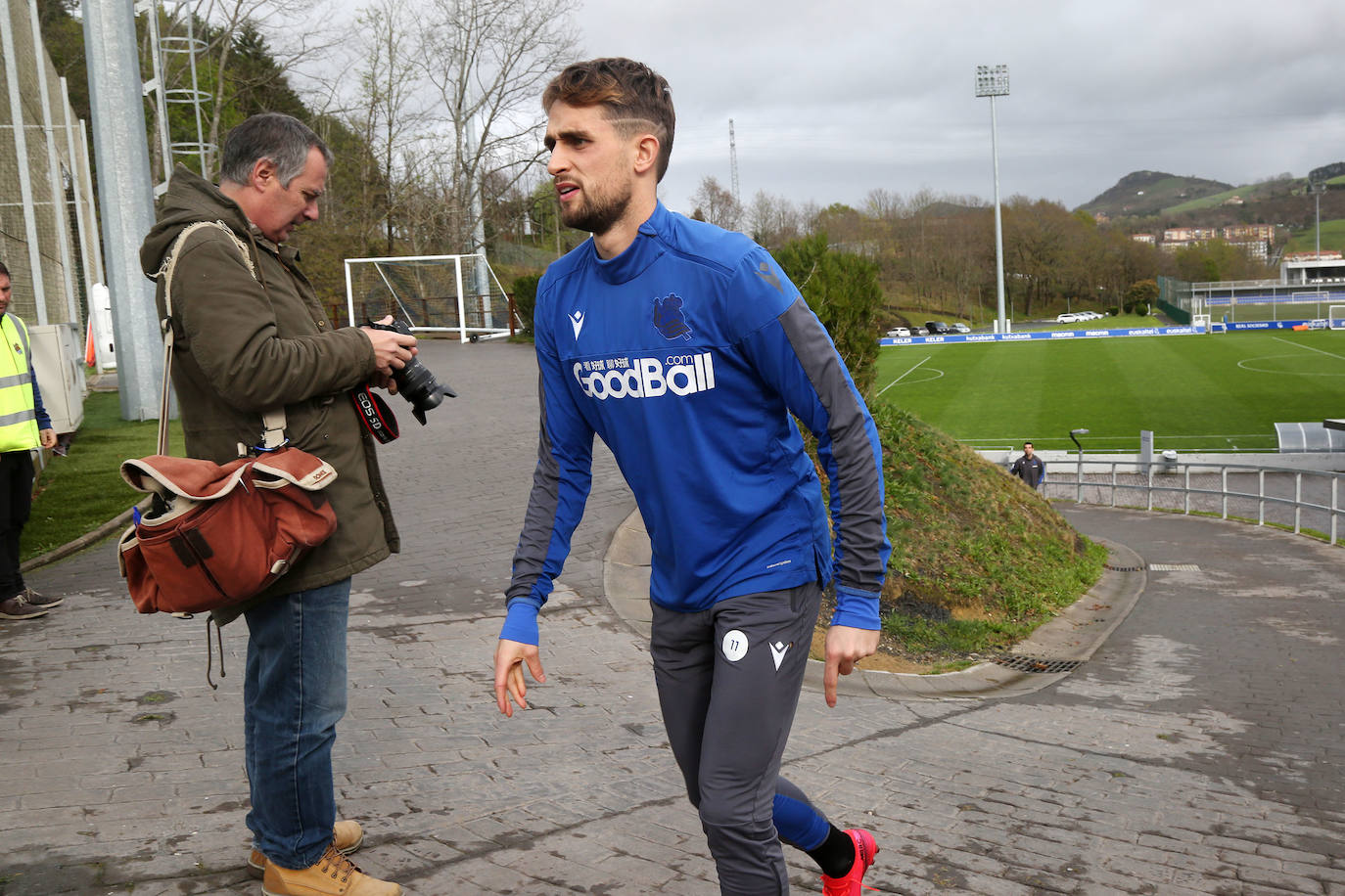 Los jugadores de la Real Sociedad han entrenado este lunes para preparar el derbi de mañana ante el Eibar en Ipurua.