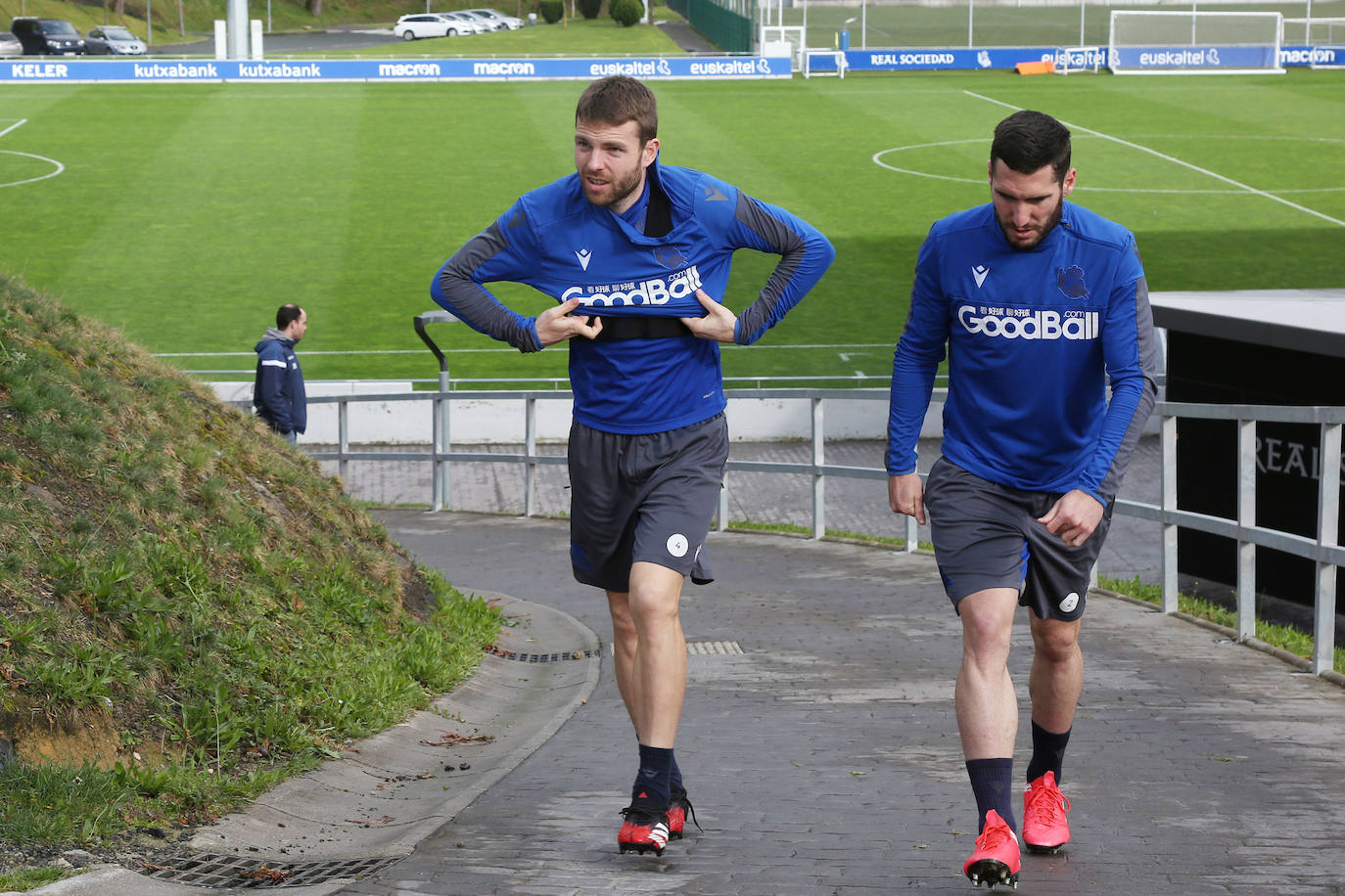 Los jugadores de la Real Sociedad han entrenado este lunes para preparar el derbi de mañana ante el Eibar en Ipurua.