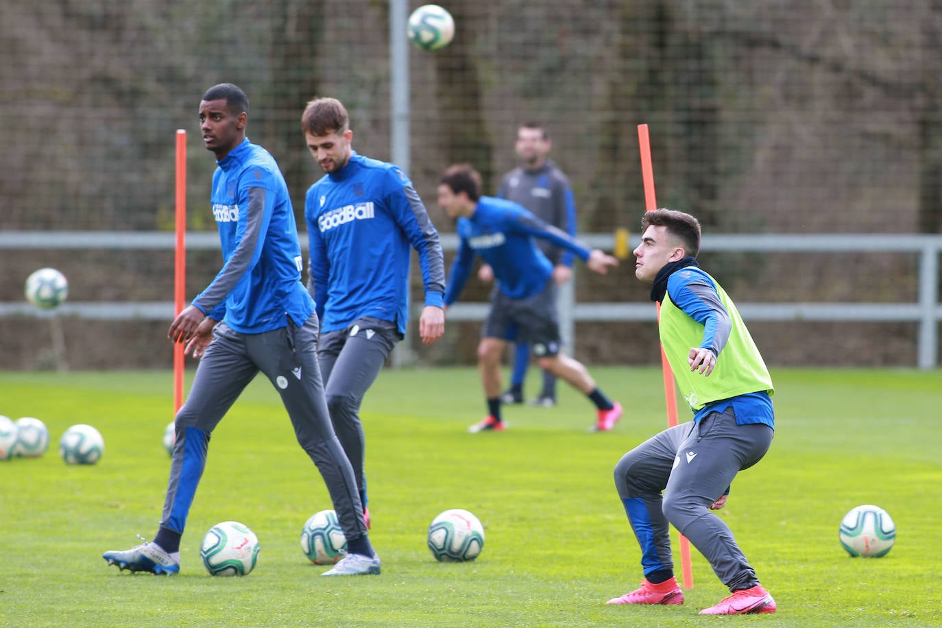 Los jugadores de la Real Sociedad han entrenado este lunes para preparar el derbi de mañana ante el Eibar en Ipurua.