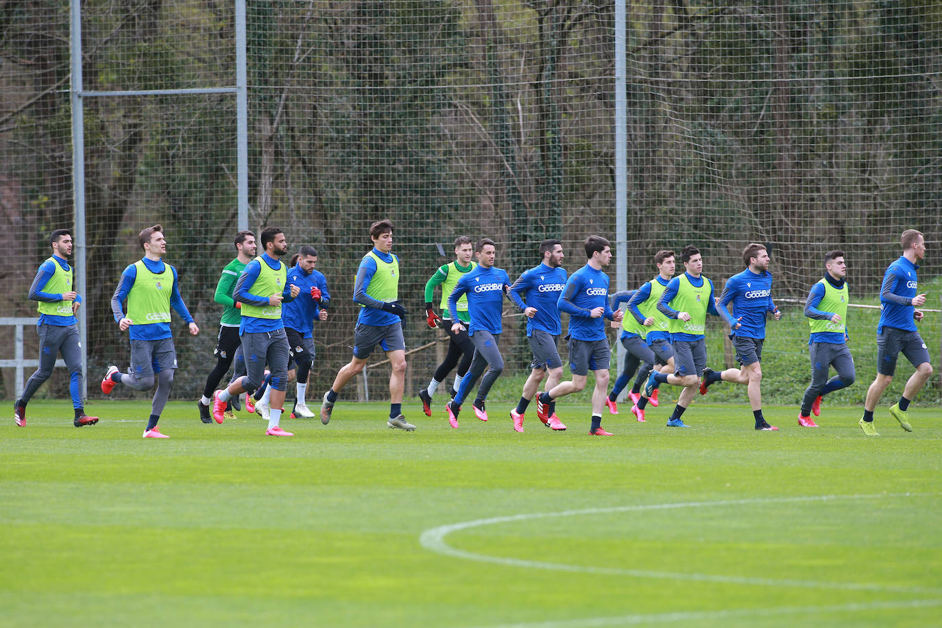 Los jugadores de la Real Sociedad han entrenado este lunes para preparar el derbi de mañana ante el Eibar en Ipurua.