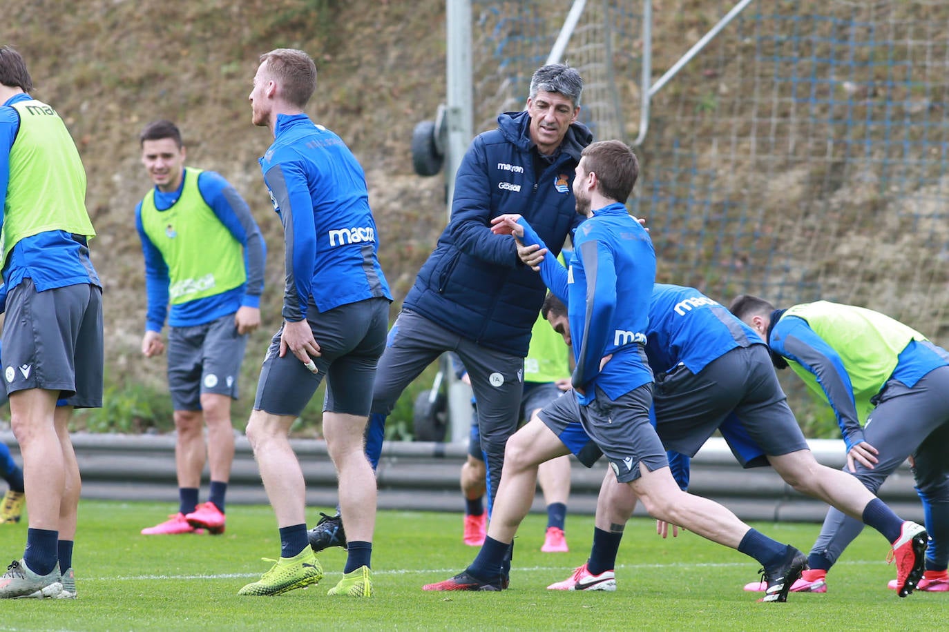 Los jugadores de la Real Sociedad han entrenado este lunes para preparar el derbi de mañana ante el Eibar en Ipurua.